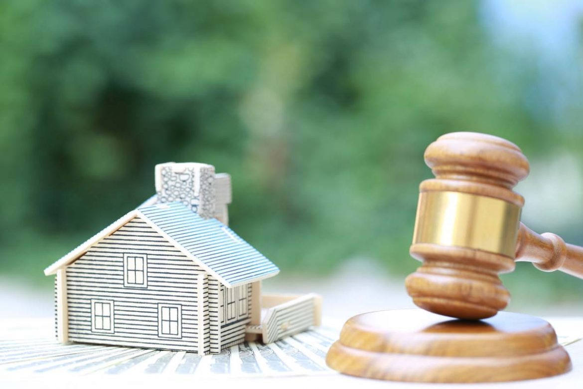 Property,Auction,,Model,House,And,Gavel,Wooden,On,Natural,Green 【首購族必看】買房的交易流程